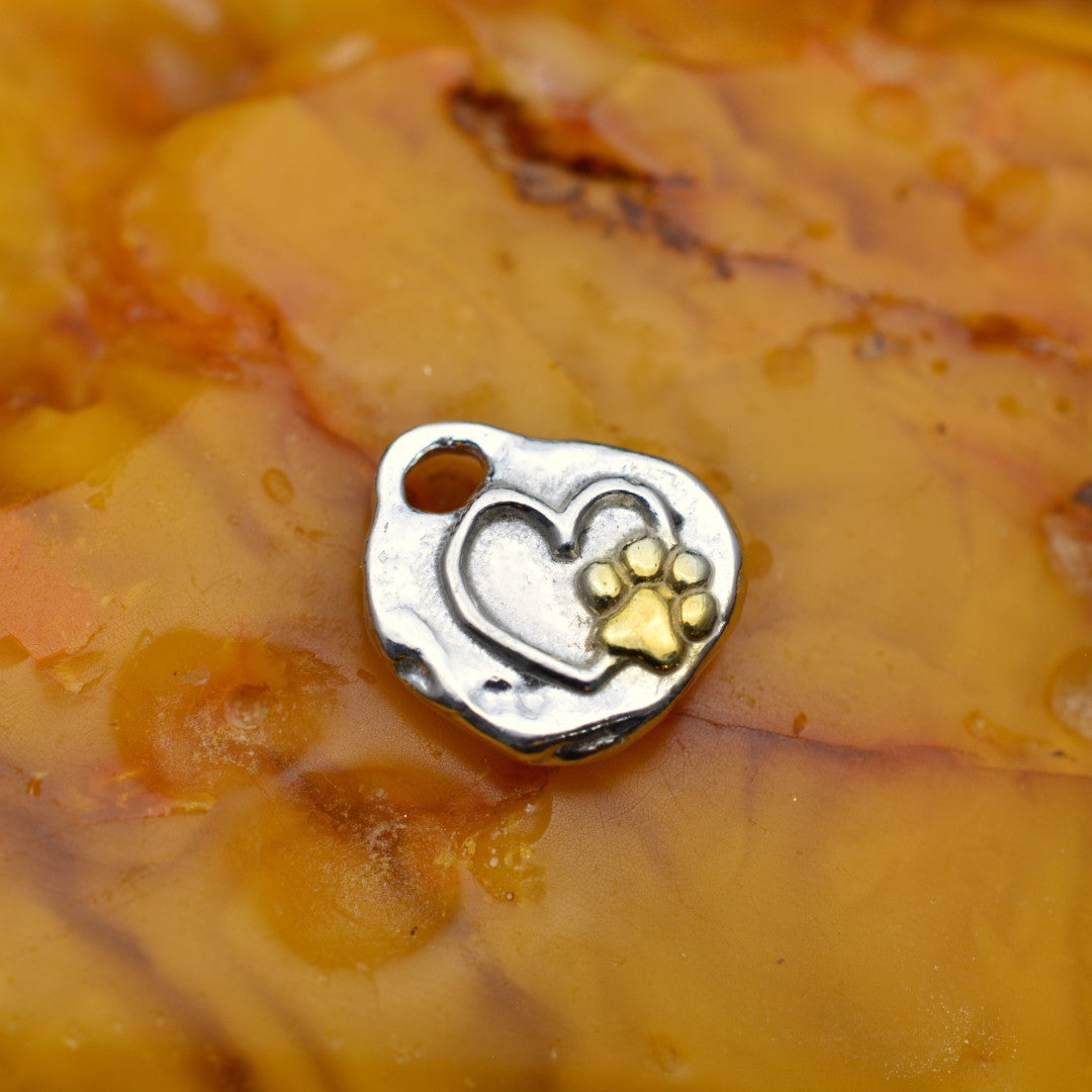 „Pfote im Herzen“-Anhänger aus 925er Silber mit goldfarbenen Akzenten – Talisman für die Liebe zu Tieren, Skulpturenschmuck im Boho- und rustikalen Stil | Art Diva