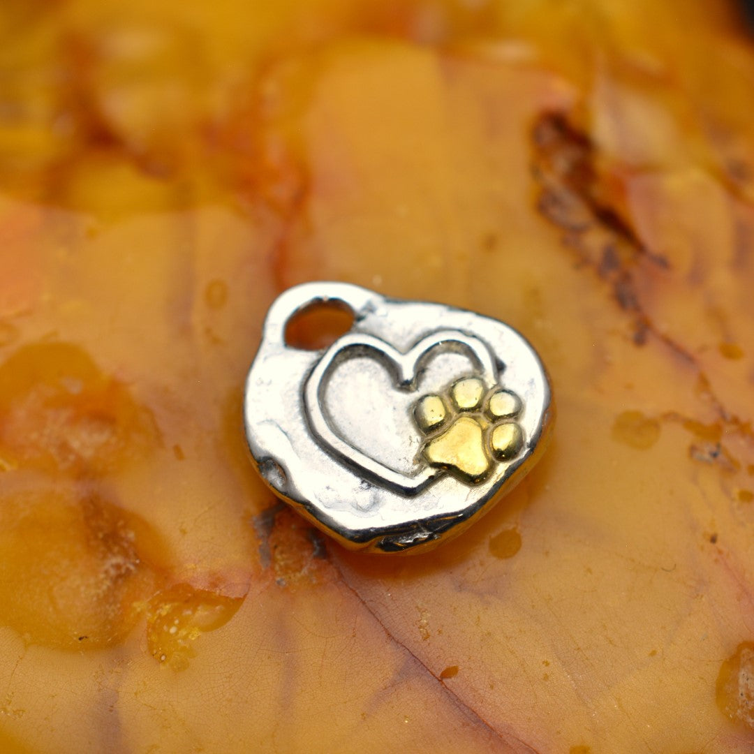 „Pfote im Herzen“-Anhänger aus 925er Silber mit goldfarbenen Akzenten – Talisman für die Liebe zu Tieren, Skulpturenschmuck im Boho- und rustikalen Stil | Art Diva
