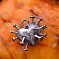 „Herz mit Nägeln“-Anhänger aus 925er Silber – Symbol für Schmerz, Stärke und erlebte Liebe, Skulpturenschmuck im Boho- und rustikalen Stil | Art Diva