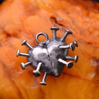„Herz mit Nägeln“-Anhänger aus 925er Silber – Symbol für Schmerz, Stärke und erlebte Liebe, Skulpturenschmuck im Boho- und rustikalen Stil | Art Diva