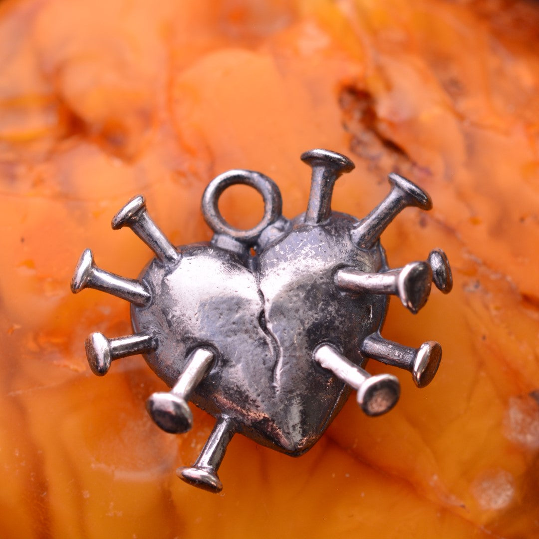 „Herz mit Nägeln“-Anhänger aus 925er Silber – Symbol für Schmerz, Stärke und erlebte Liebe, Skulpturenschmuck im Boho- und rustikalen Stil | Art Diva