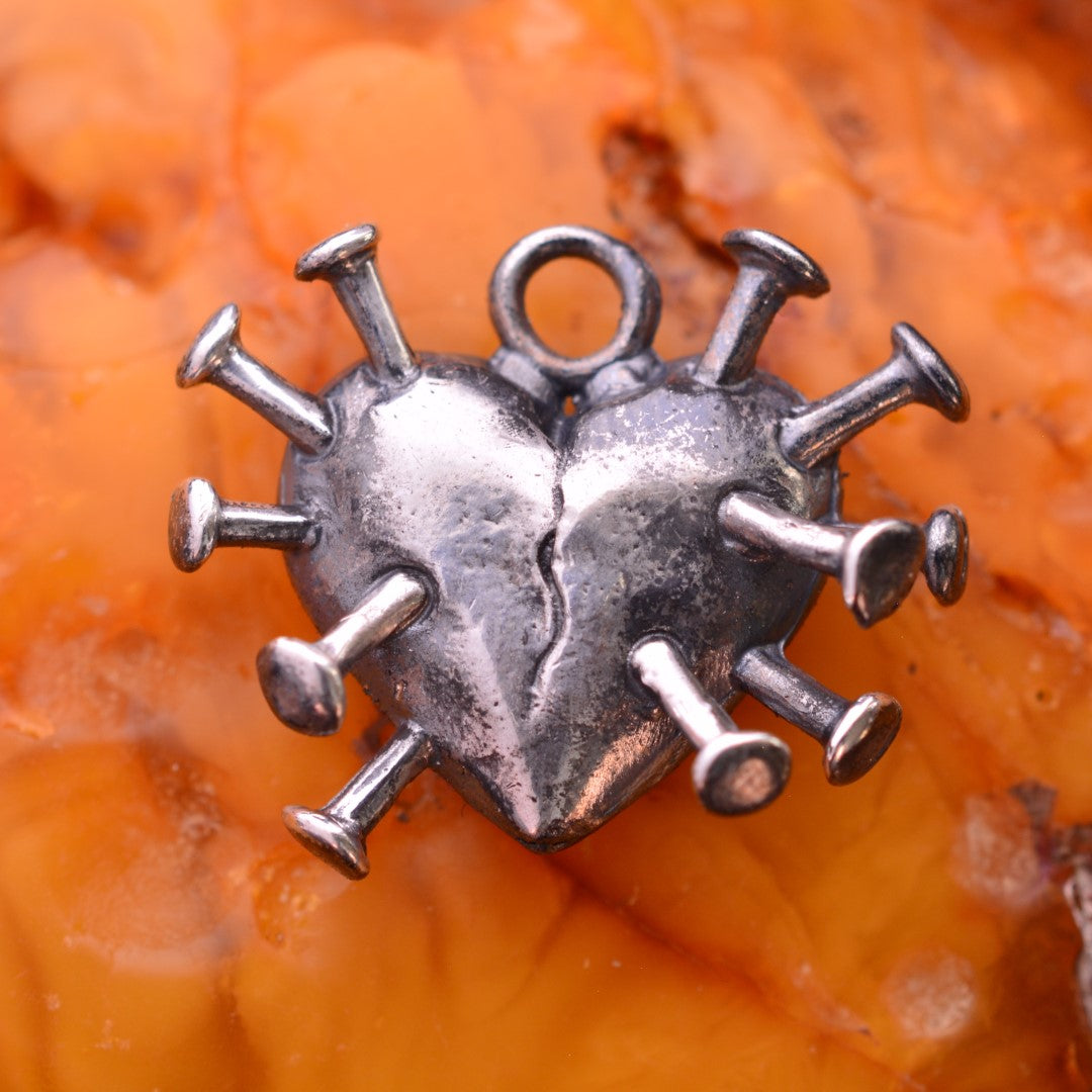 „Herz mit Nägeln“-Anhänger aus 925er Silber – Symbol für Schmerz, Stärke und erlebte Liebe, Skulpturenschmuck im Boho- und rustikalen Stil | Art Diva