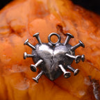 „Herz mit Nägeln“-Anhänger aus 925er Silber – Symbol für Schmerz, Stärke und erlebte Liebe, Skulpturenschmuck im Boho- und rustikalen Stil | Art Diva