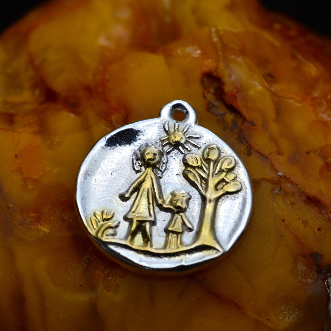 „Mutter und Kind“-Anhänger aus 925er Silber – Symbol für familiäre Liebe und Schutz, handgefertigter Skulpturenschmuck im Boho- und rustikalen Stil | Art Diva