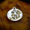 „Mutter und Kind“-Anhänger aus 925er Silber – Symbol für familiäre Liebe und Schutz, handgefertigter Skulpturenschmuck im Boho- und rustikalen Stil | Art Diva