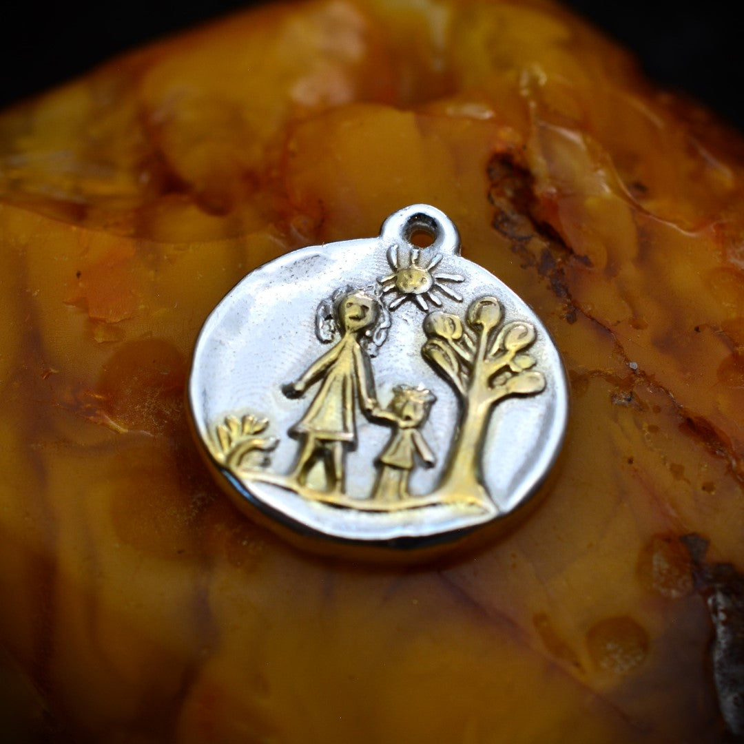 „Mutter und Kind“-Anhänger aus 925er Silber – Symbol für familiäre Liebe und Schutz, handgefertigter Skulpturenschmuck im Boho- und rustikalen Stil | Art Diva