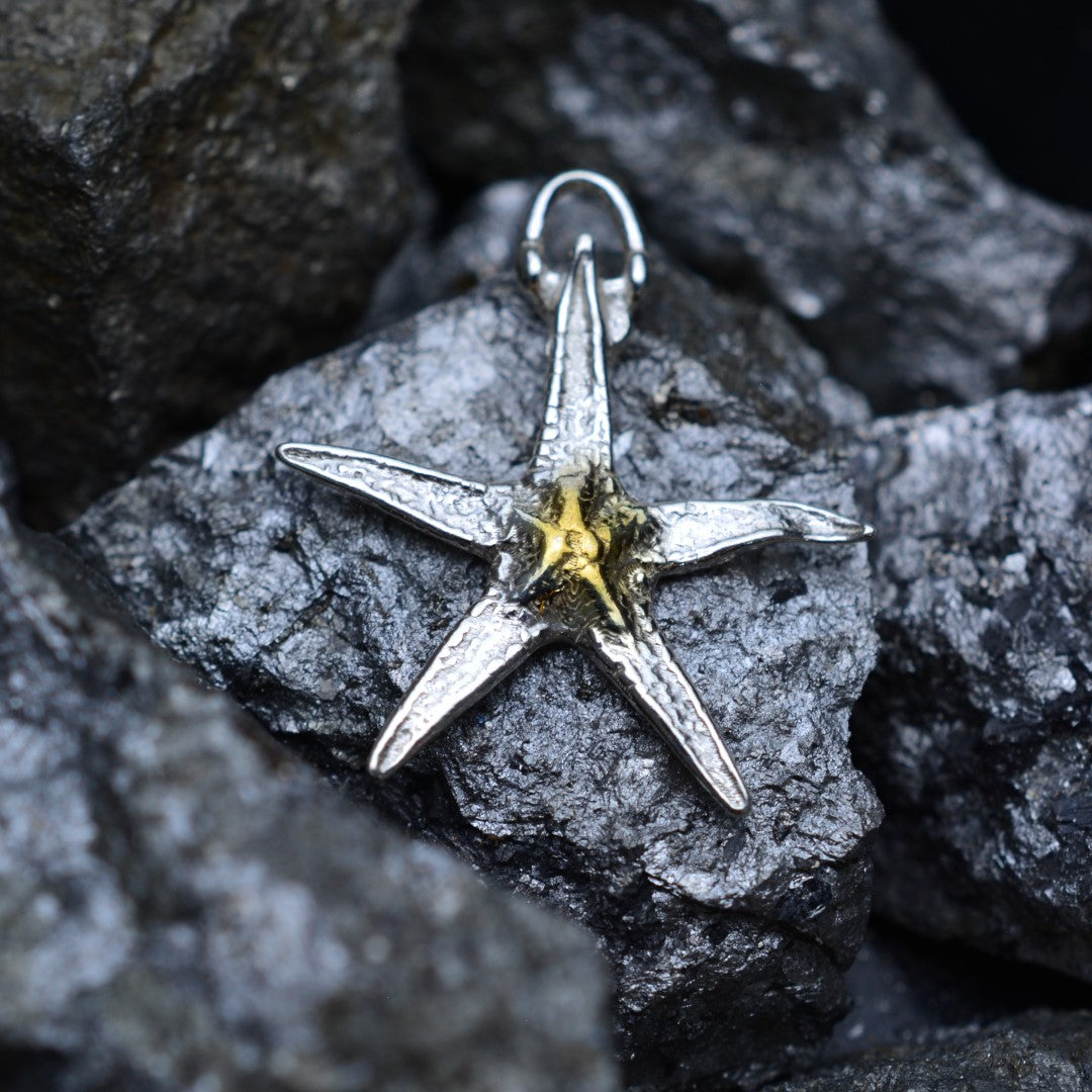 „Seestern“ – Anhänger aus 925er Silber mit goldfarbenen Akzenten, Talisman für Glück und Gelassenheit, Skulpturenschmuck im Boho- und rustikalen Stil | Art Diva