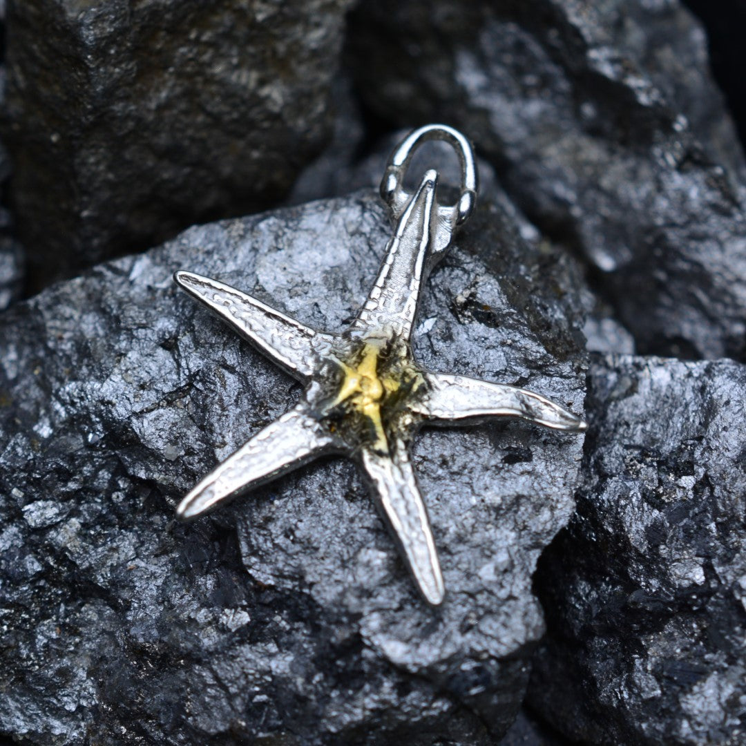 „Seestern“ – Anhänger aus 925er Silber mit goldfarbenen Akzenten, Talisman für Glück und Gelassenheit, Skulpturenschmuck im Boho- und rustikalen Stil | Art Diva