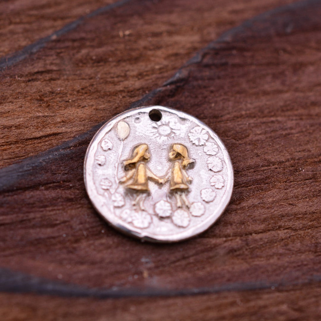 „Schwestern“-Anhänger aus 925er Silber mit goldfarbenen Akzenten – Skulpturenschmuck im Boho- und rustikalen Stil | Art Diva