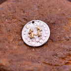 „Schwestern“-Anhänger aus 925er Silber mit goldfarbenen Akzenten – Skulpturenschmuck im Boho- und rustikalen Stil | Art Diva