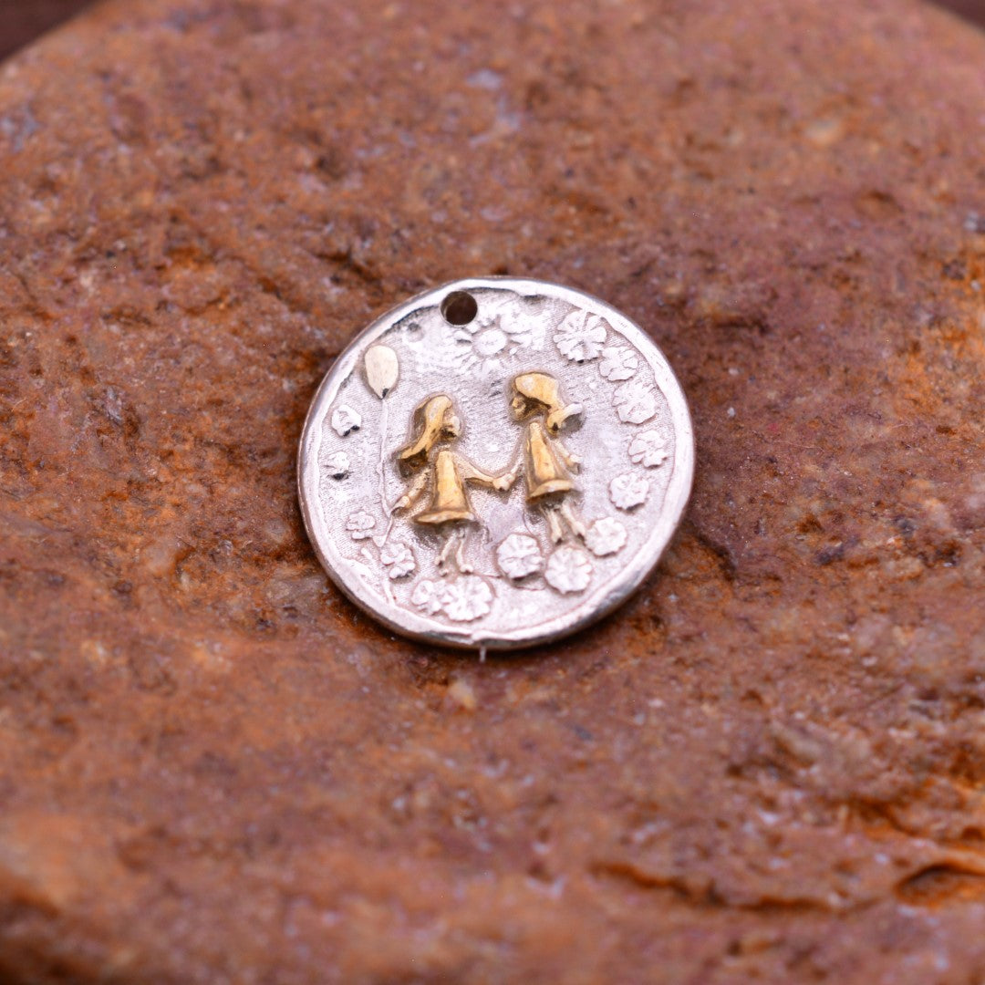 „Schwestern“-Anhänger aus 925er Silber mit goldfarbenen Akzenten – Skulpturenschmuck im Boho- und rustikalen Stil | Art Diva