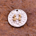 „Schwestern“-Anhänger aus 925er Silber mit goldfarbenen Akzenten – Skulpturenschmuck im Boho- und rustikalen Stil | Art Diva