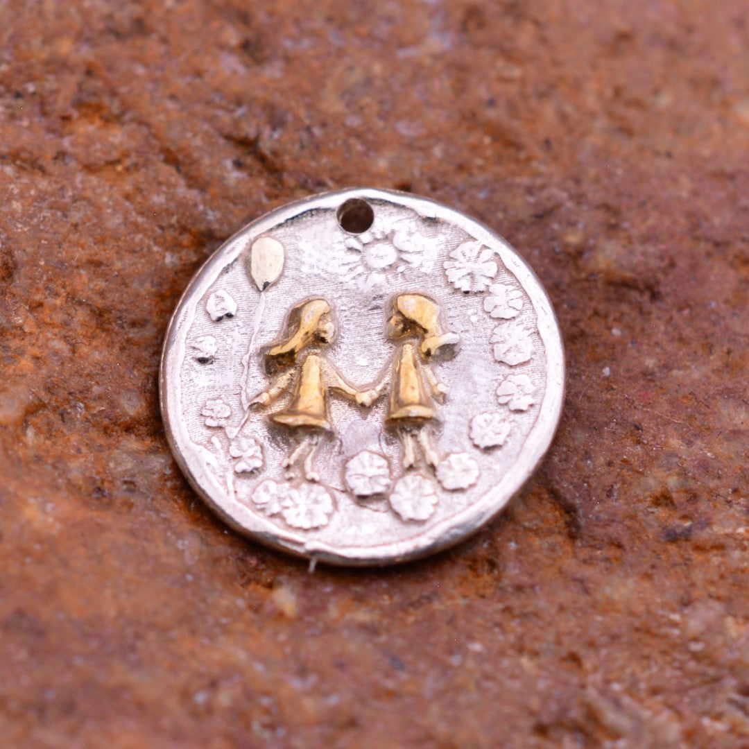 „Schwestern“-Anhänger aus 925er Silber mit goldfarbenen Akzenten – Skulpturenschmuck im Boho- und rustikalen Stil | Art Diva