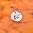 „Schwestern“-Anhänger aus 925er Silber mit goldfarbenen Akzenten – Skulpturenschmuck im Boho- und rustikalen Stil | Art Diva