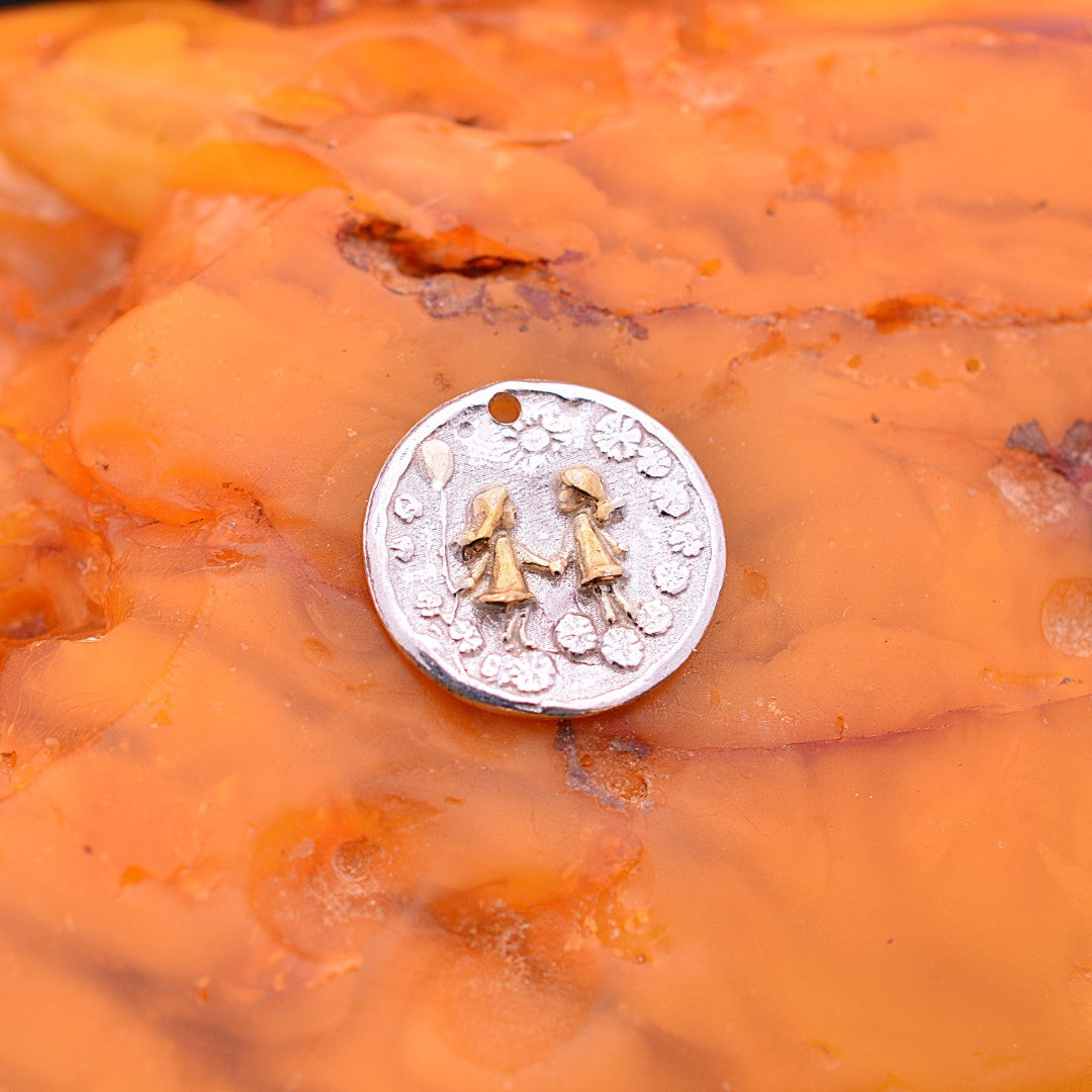 „Schwestern“-Anhänger aus 925er Silber mit goldfarbenen Akzenten – Skulpturenschmuck im Boho- und rustikalen Stil | Art Diva
