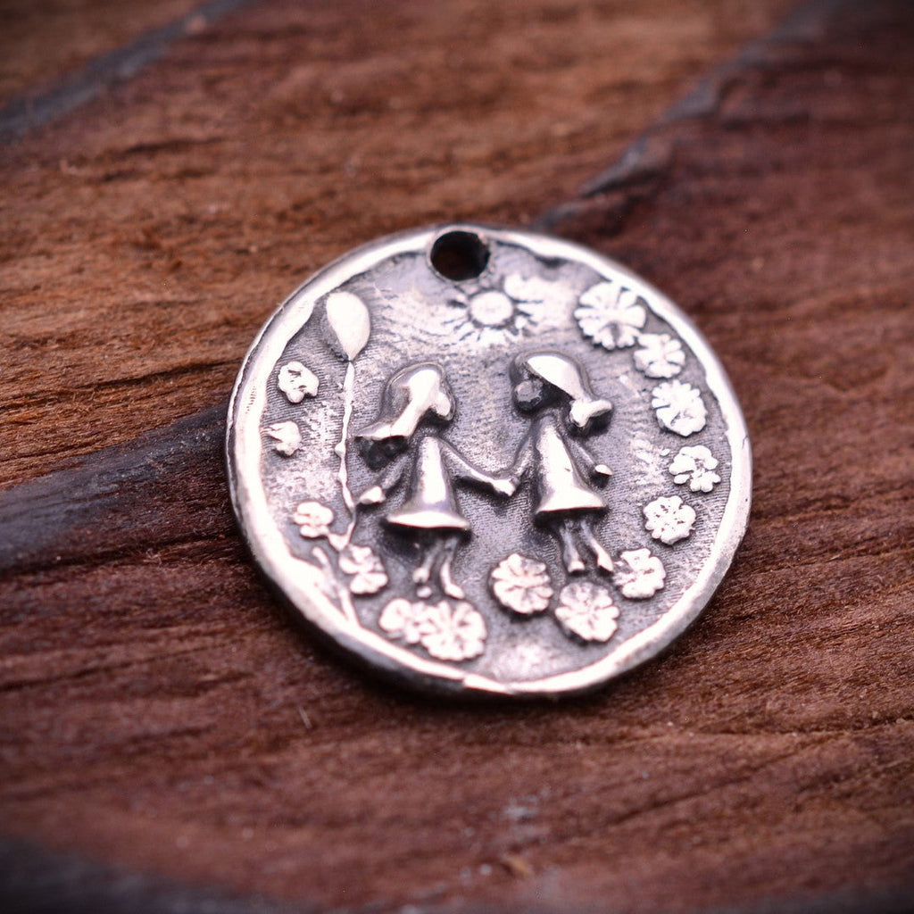 „Schwestern“-Anhänger aus 925er Silber – Symbol für Freundschaft und Liebe, Skulpturenschmuck im Boho- und rustikalen Stil | Art Diva