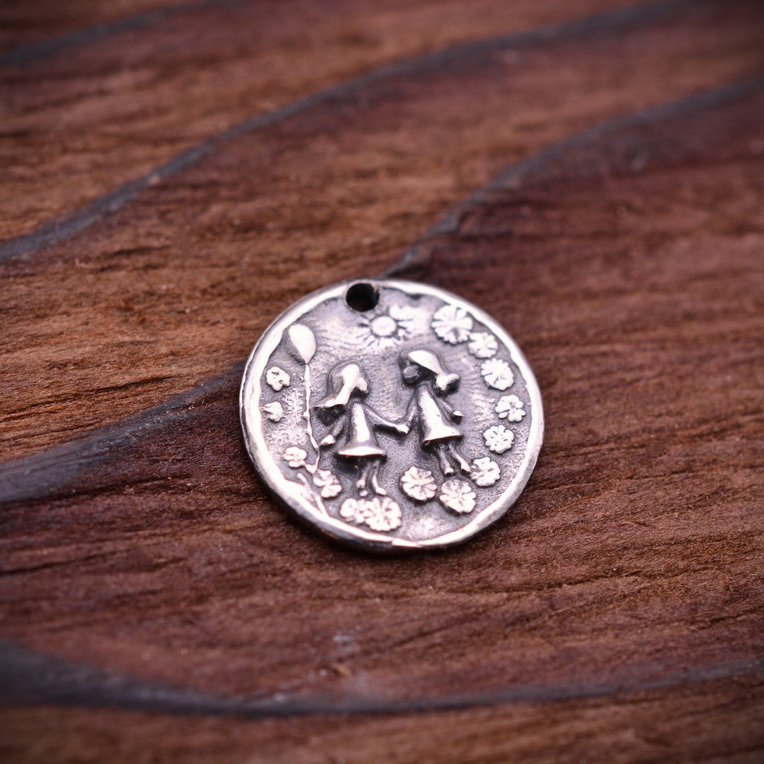 „Schwestern“-Anhänger aus 925er Silber – Symbol für Freundschaft und Liebe, Skulpturenschmuck im Boho- und rustikalen Stil | Art Diva