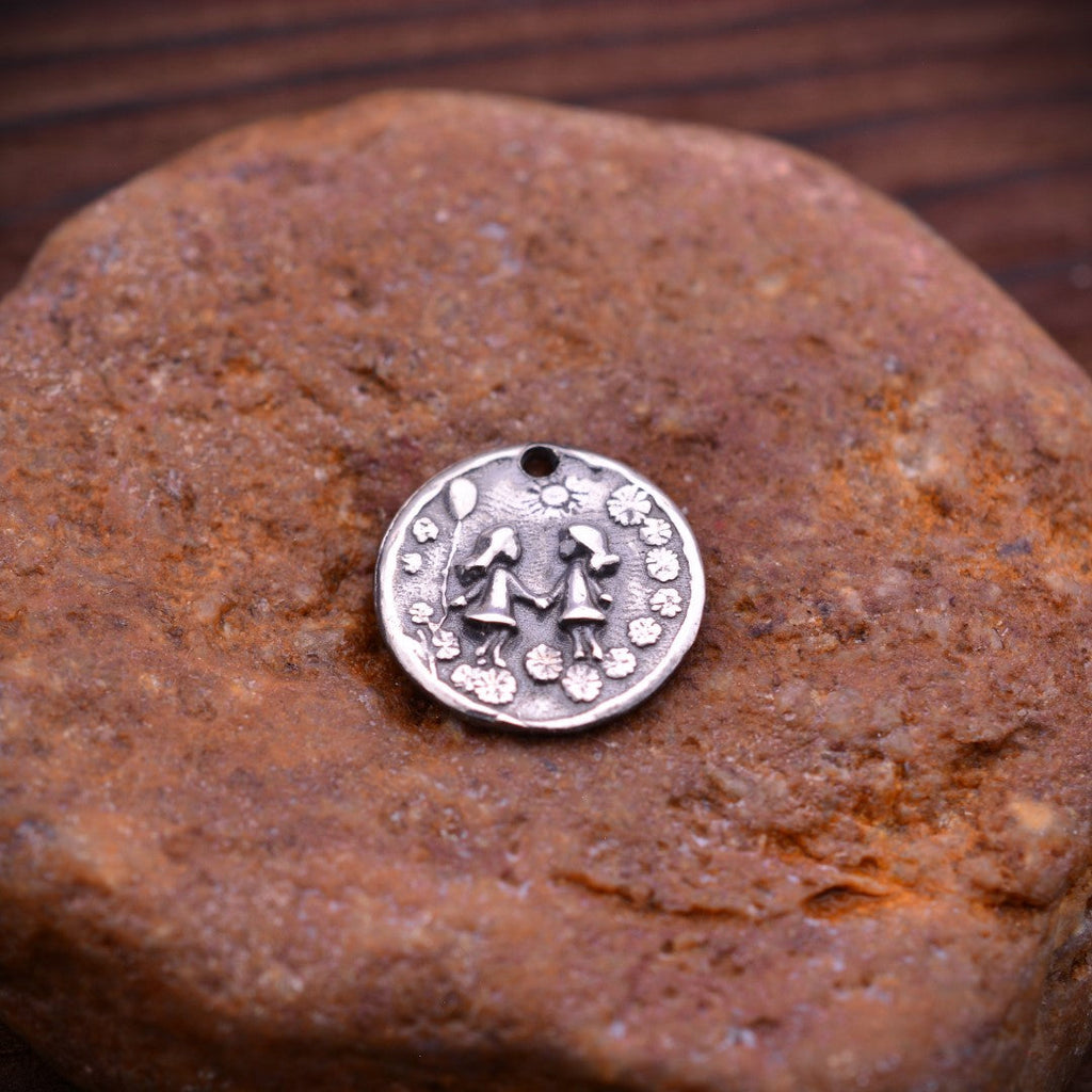 „Schwestern“-Anhänger aus 925er Silber – Symbol für Freundschaft und Liebe, Skulpturenschmuck im Boho- und rustikalen Stil | Art Diva