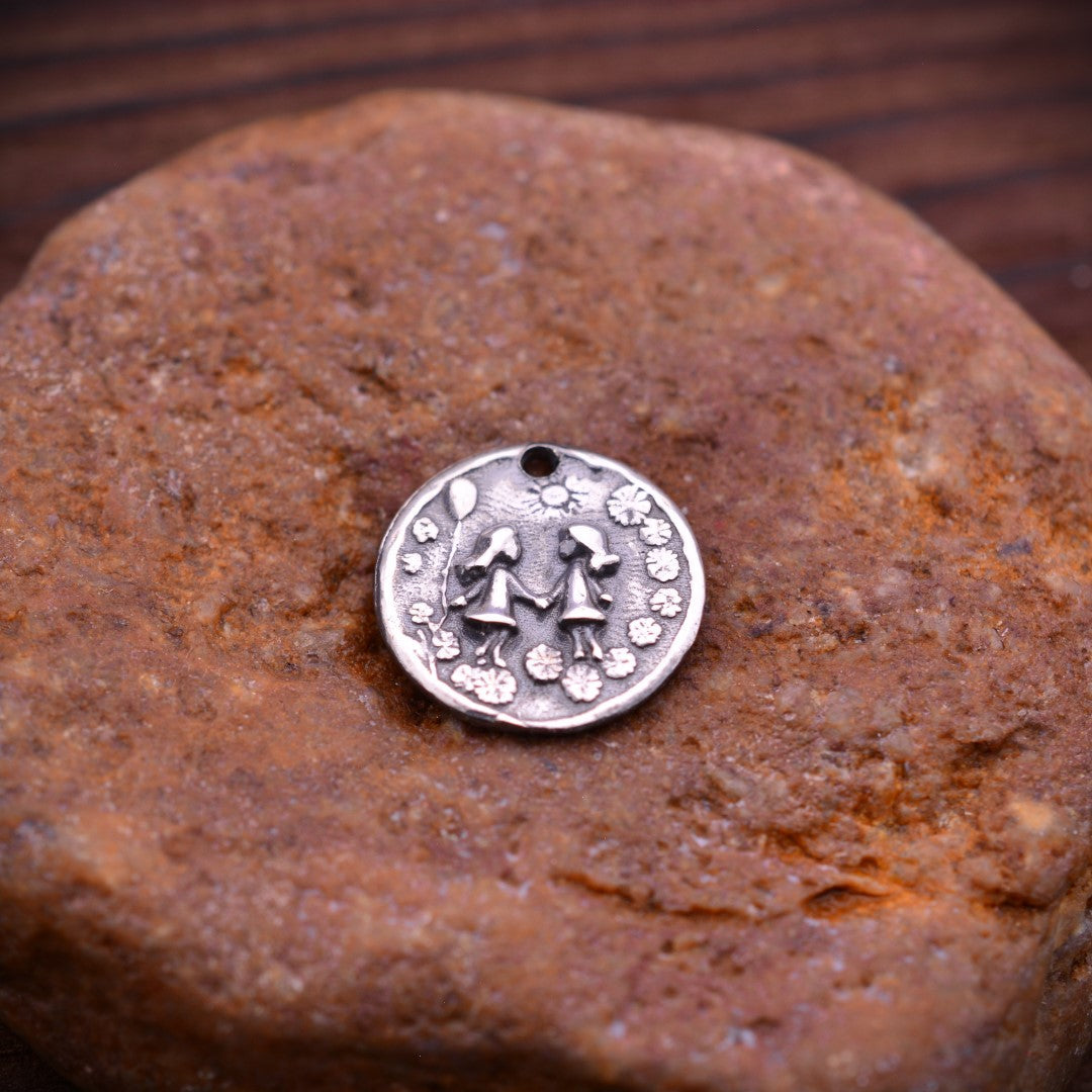 „Schwestern“-Anhänger aus 925er Silber – Symbol für Freundschaft und Liebe, Skulpturenschmuck im Boho- und rustikalen Stil | Art Diva