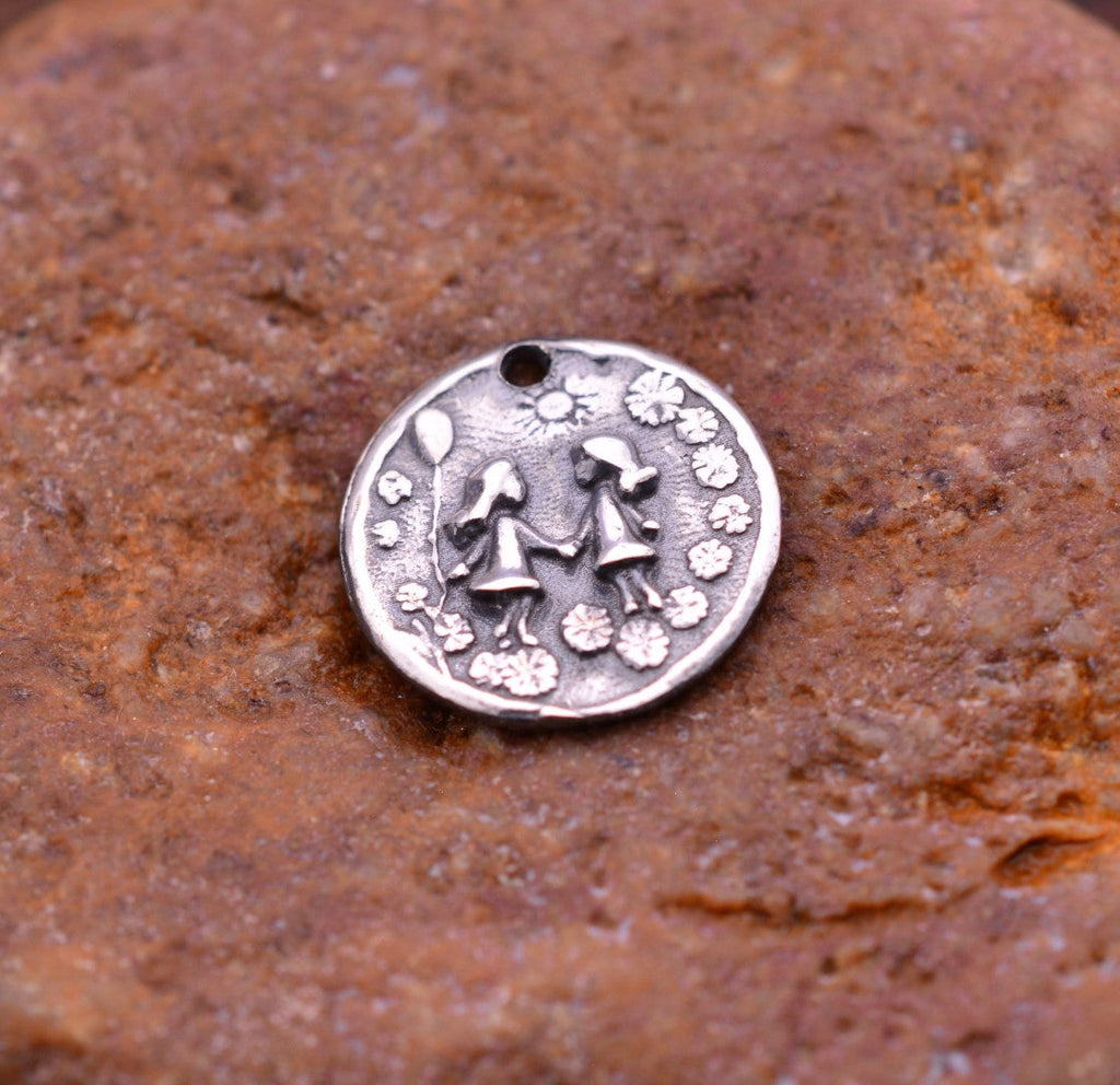 „Schwestern“-Anhänger aus 925er Silber – Symbol für Freundschaft und Liebe, Skulpturenschmuck im Boho- und rustikalen Stil | Art Diva