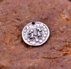 „Schwestern“-Anhänger aus 925er Silber – Symbol für Freundschaft und Liebe, Skulpturenschmuck im Boho- und rustikalen Stil | Art Diva