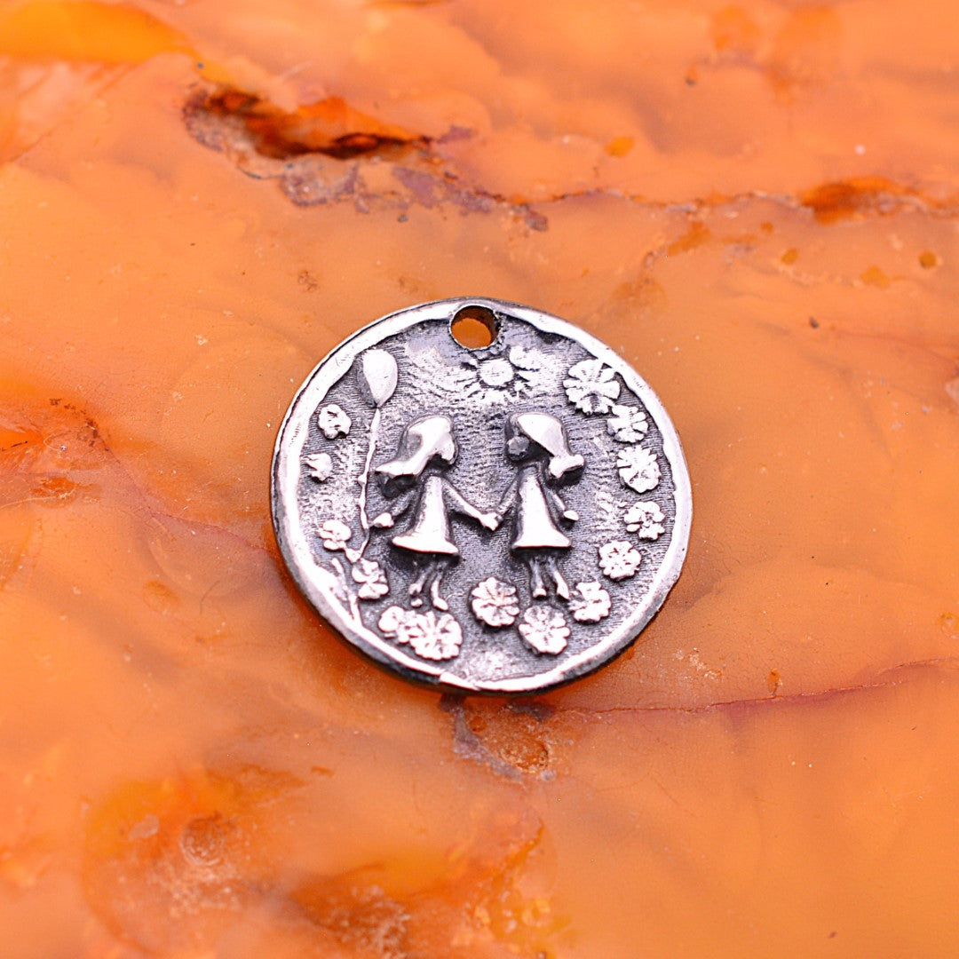 „Schwestern“-Anhänger aus 925er Silber – Symbol für Freundschaft und Liebe, Skulpturenschmuck im Boho- und rustikalen Stil | Art Diva