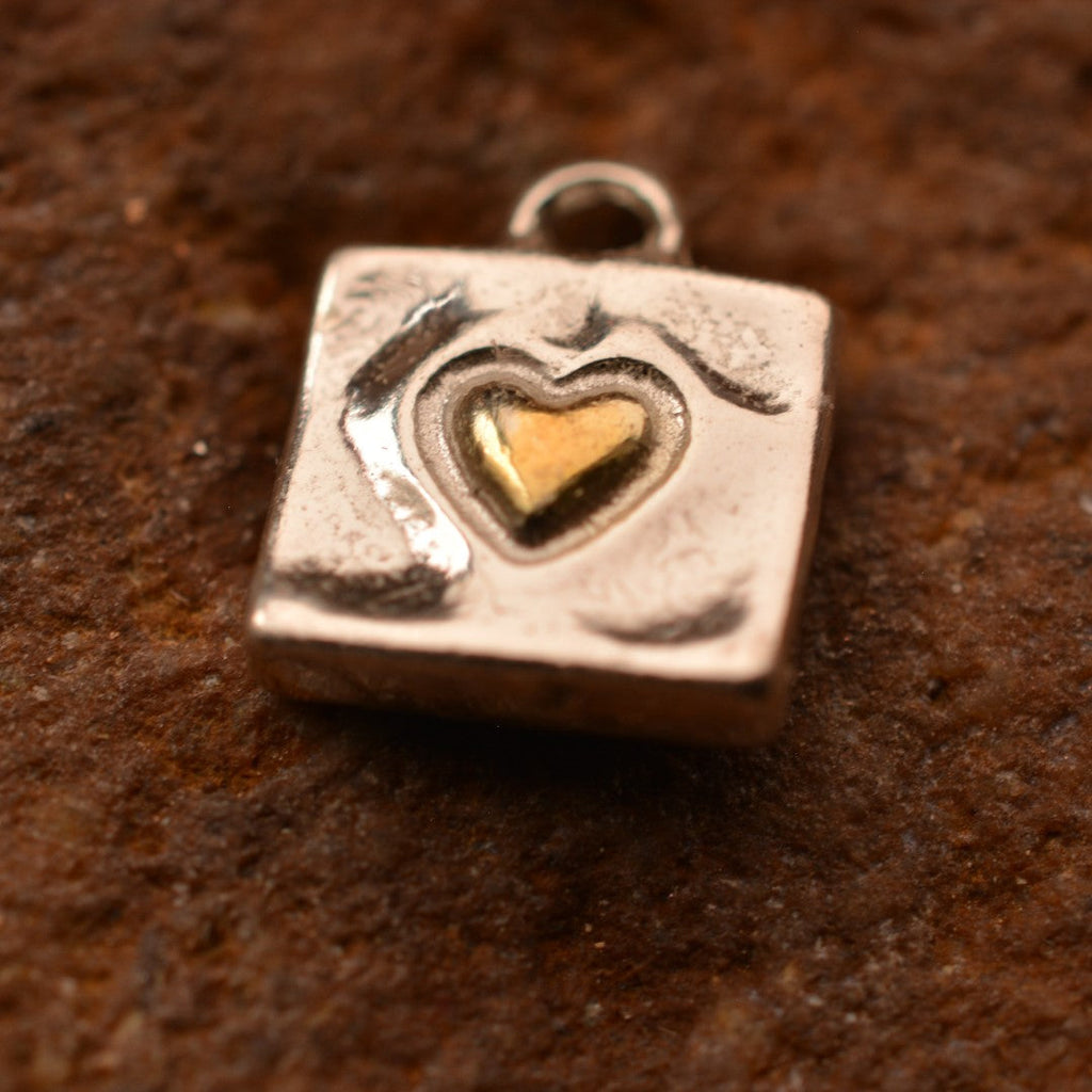 „Herz im Quadrat“ – Anhänger aus 925er Silber mit goldfarbenen Akzenten, Skulpturenschmuck im Boho- und rustikalen Stil | Art Diva