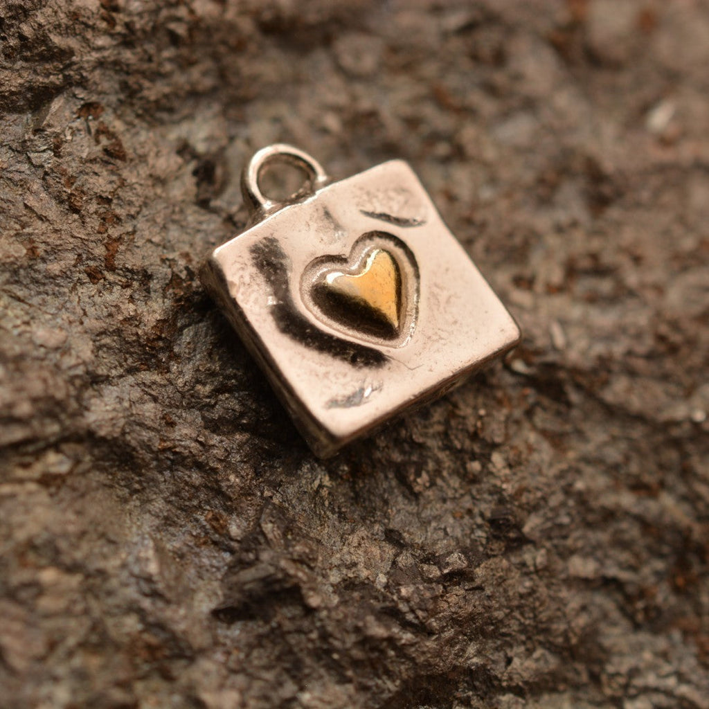 „Herz im Quadrat“ – Anhänger aus 925er Silber mit goldfarbenen Akzenten, Skulpturenschmuck im Boho- und rustikalen Stil | Art Diva