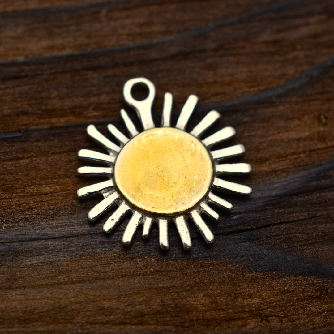 „Sonnenstrahl“ – Anhänger aus 925er Silber, Talisman für Wärme, Licht und Hoffnung, handgefertigter Skulpturenschmuck im Boho- und rustikalen Stil | Art Diva