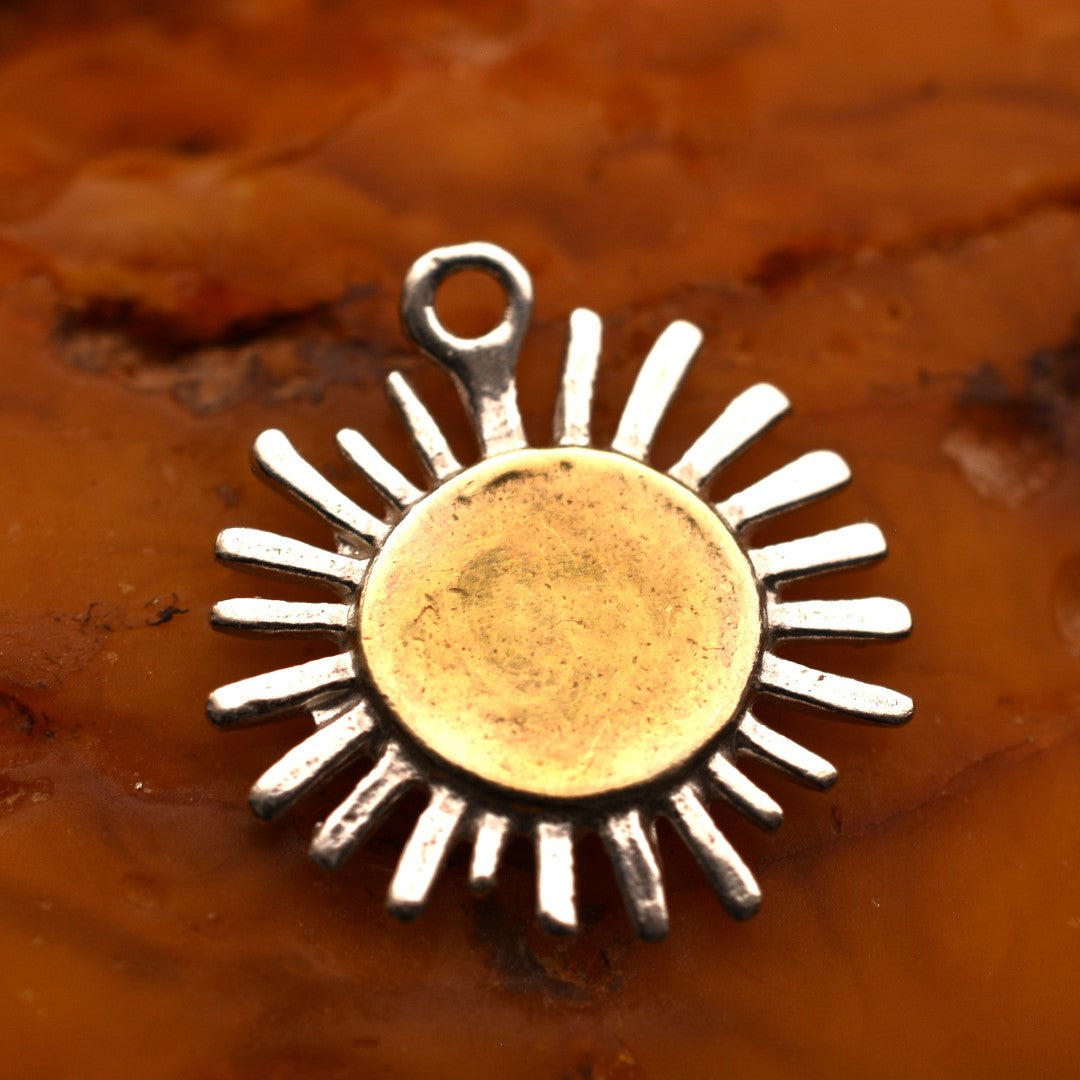 „Sonnenstrahl“ – Anhänger aus 925er Silber, Talisman für Wärme, Licht und Hoffnung, handgefertigter Skulpturenschmuck im Boho- und rustikalen Stil | Art Diva