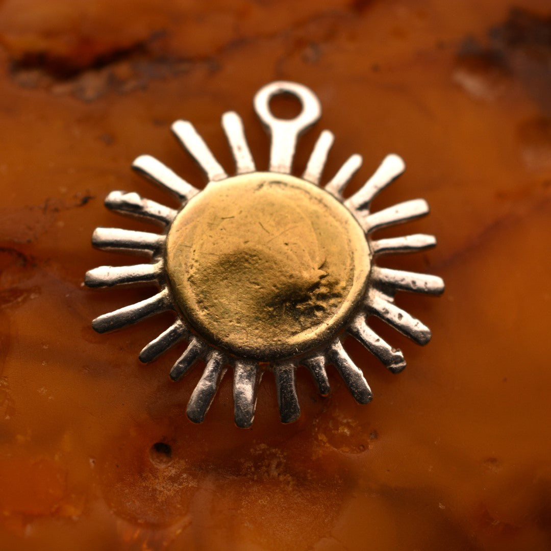 „Sonnenstrahl“ – Anhänger aus 925er Silber, Talisman für Wärme, Licht und Hoffnung, handgefertigter Skulpturenschmuck im Boho- und rustikalen Stil | Art Diva