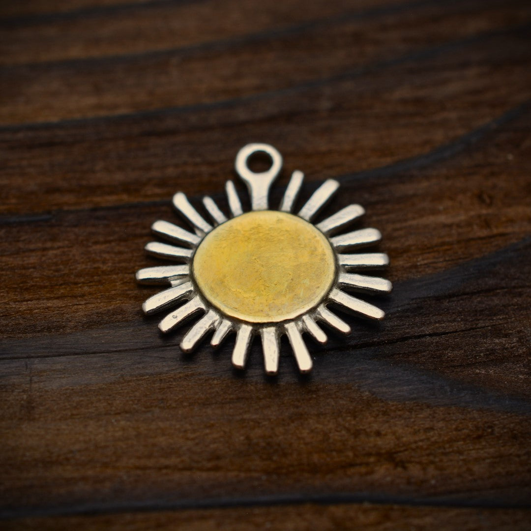 „Sonnenstrahl“ – Anhänger aus 925er Silber, Talisman für Wärme, Licht und Hoffnung, handgefertigter Skulpturenschmuck im Boho- und rustikalen Stil | Art Diva