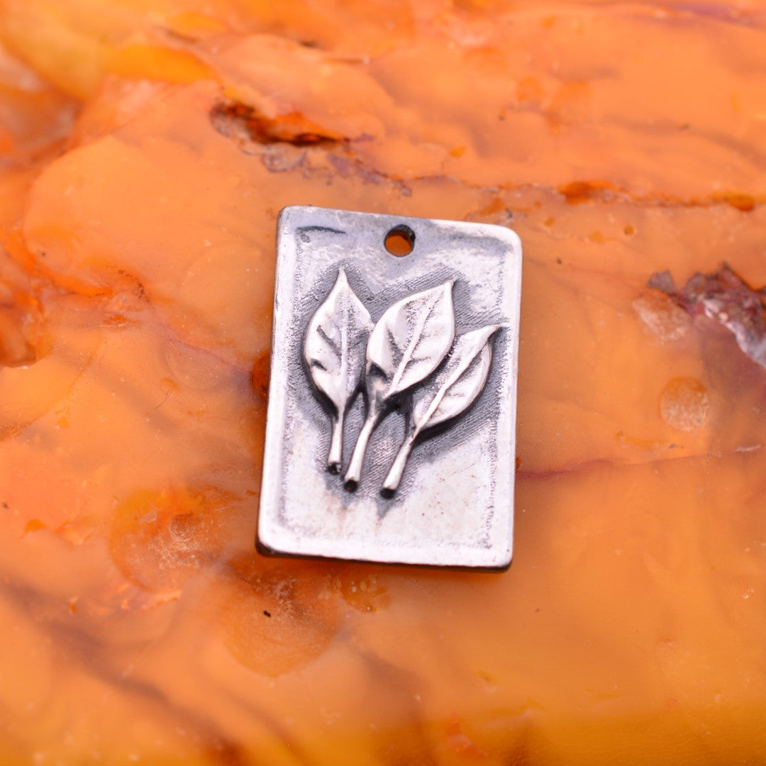 „Drei Blätter“-Anhänger aus 925er Silber – oxidierter Skulpturenschmuck im Boho- und rustikalen Stil | Art Diva