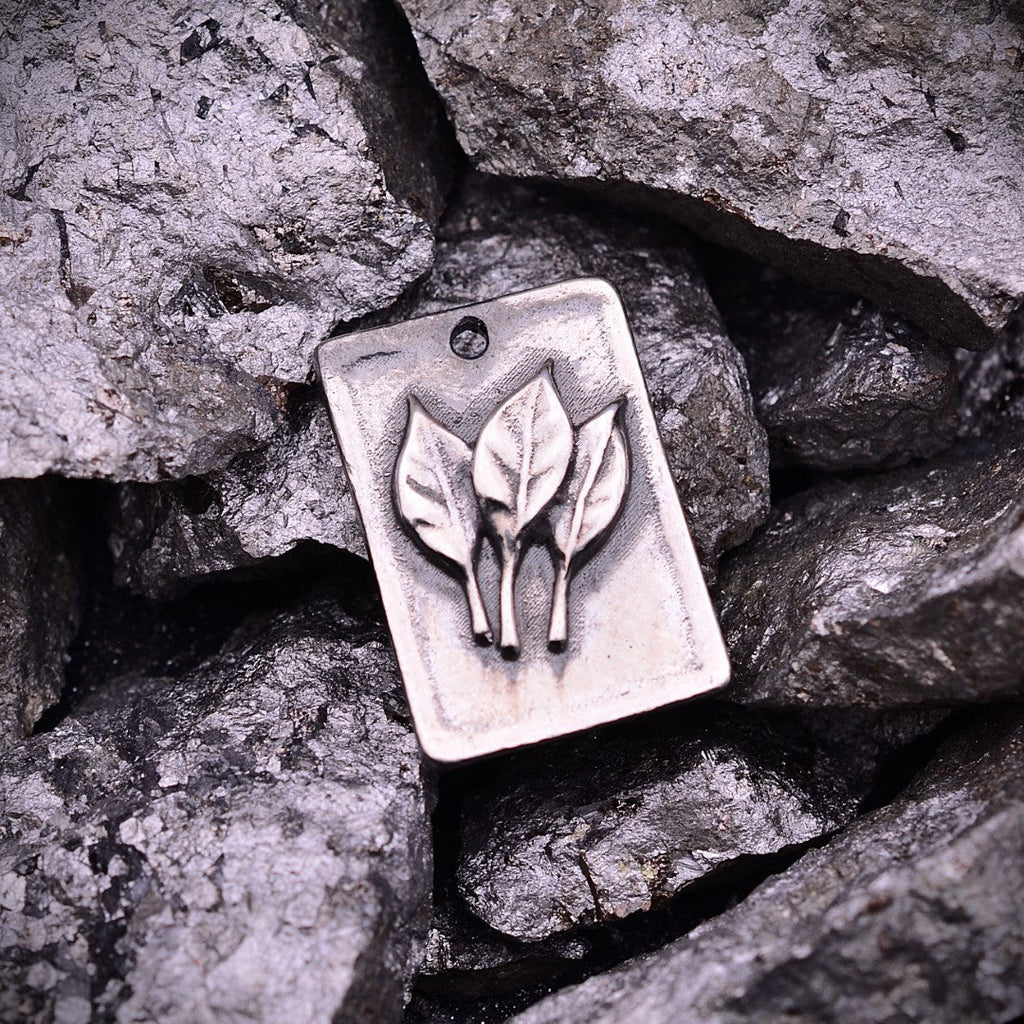 „Drei Blätter“-Anhänger aus 925er Silber – oxidierter Skulpturenschmuck im Boho- und rustikalen Stil | Art Diva