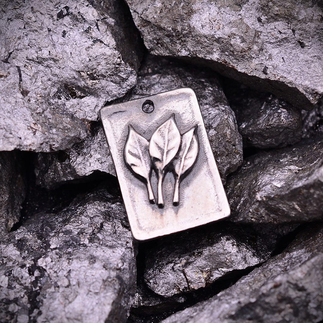„Drei Blätter“-Anhänger aus 925er Silber – oxidierter Skulpturenschmuck im Boho- und rustikalen Stil | Art Diva