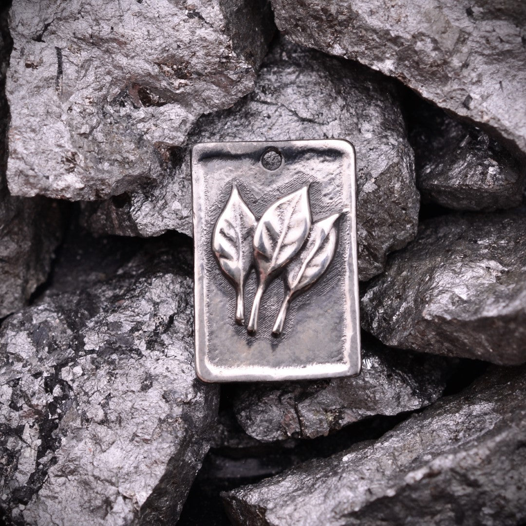„Drei Blätter“-Anhänger aus 925er Silber – oxidierter Skulpturenschmuck im Boho- und rustikalen Stil | Art Diva