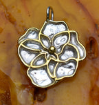 „Veilchen“ – Anhänger aus 925er Silber, Symbol für Zärtlichkeit, Harmonie und Licht, handgefertigter Skulpturenschmuck im Boho- und rustikalen Stil | Art Diva