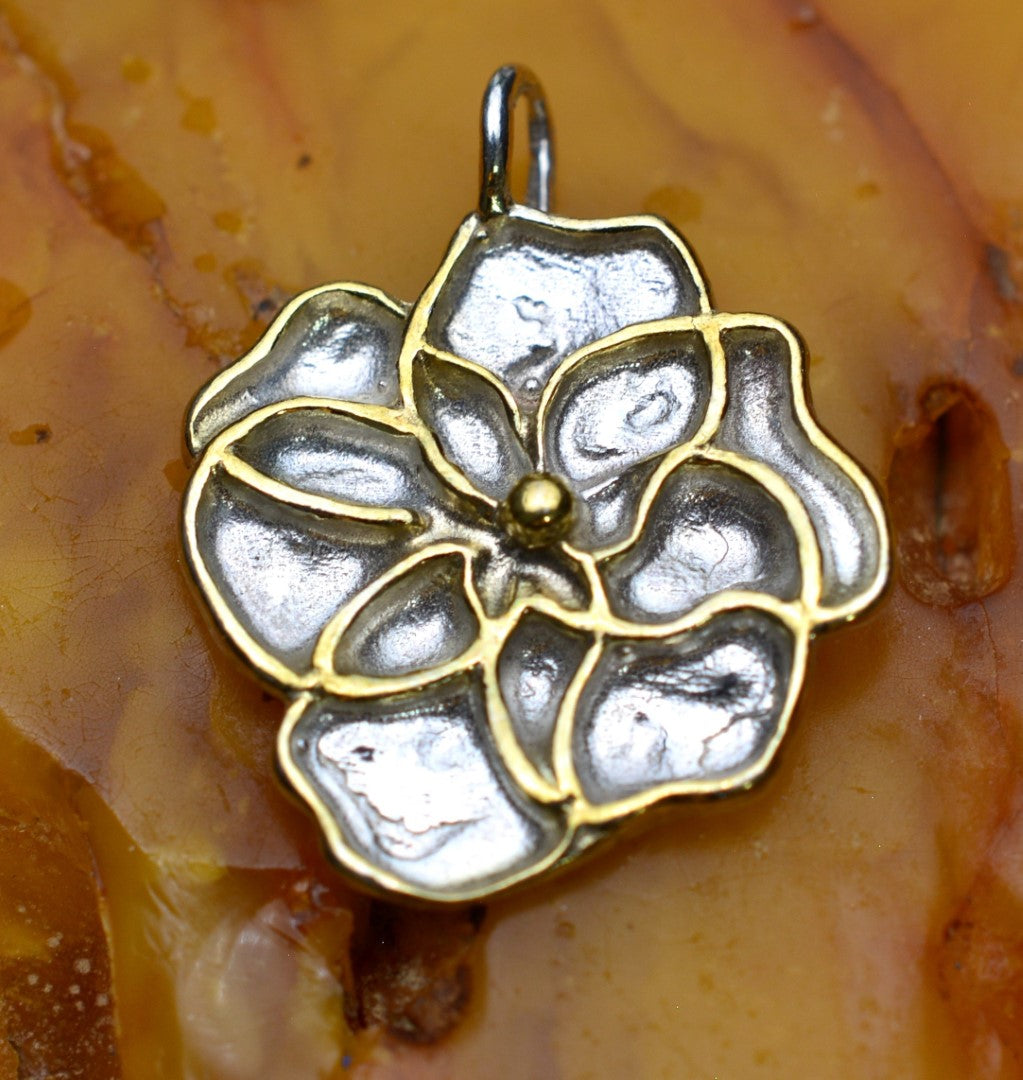 „Veilchen“ – Anhänger aus 925er Silber, Symbol für Zärtlichkeit, Harmonie und Licht, handgefertigter Skulpturenschmuck im Boho- und rustikalen Stil | Art Diva