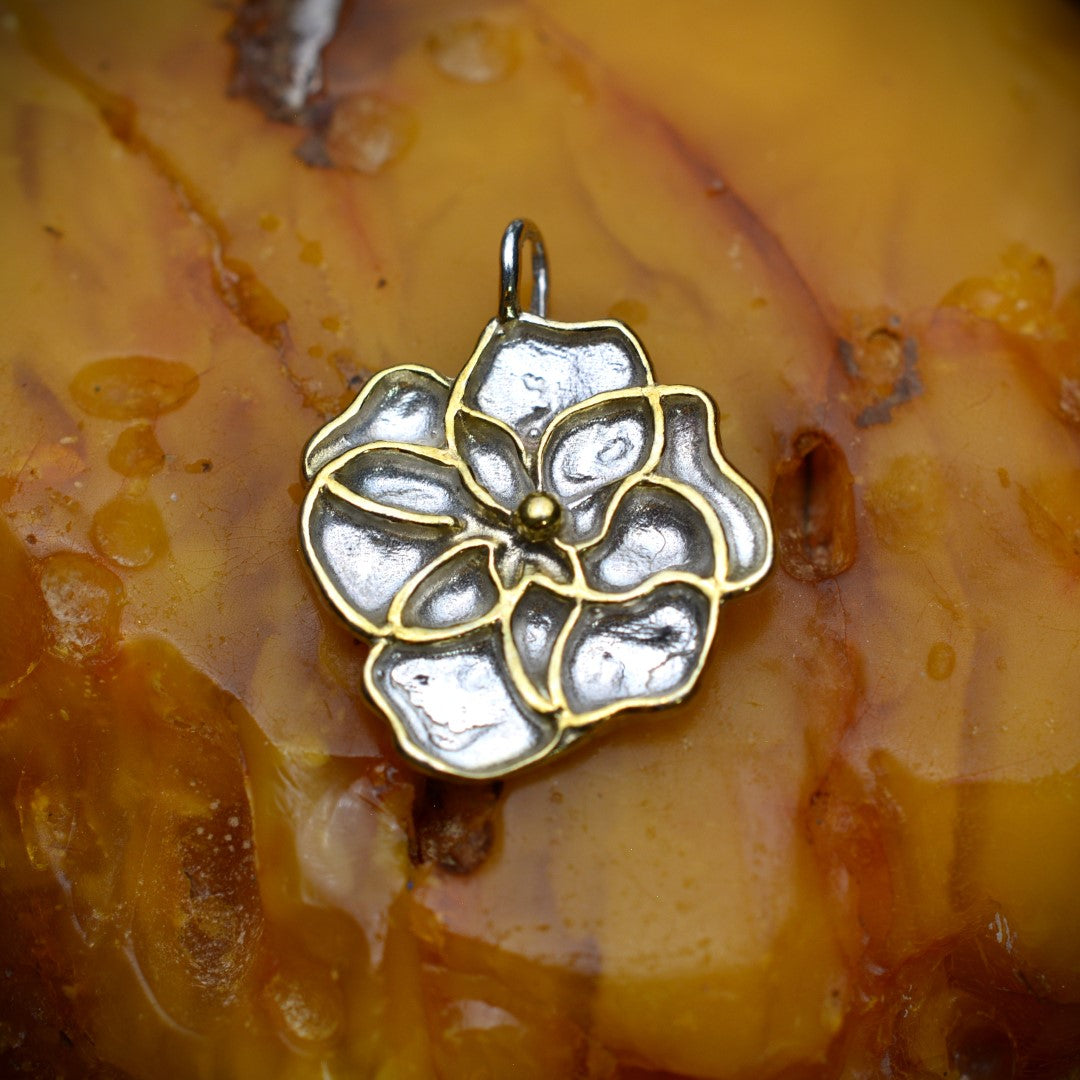 „Veilchen“ – Anhänger aus 925er Silber, Symbol für Zärtlichkeit, Harmonie und Licht, handgefertigter Skulpturenschmuck im Boho- und rustikalen Stil | Art Diva