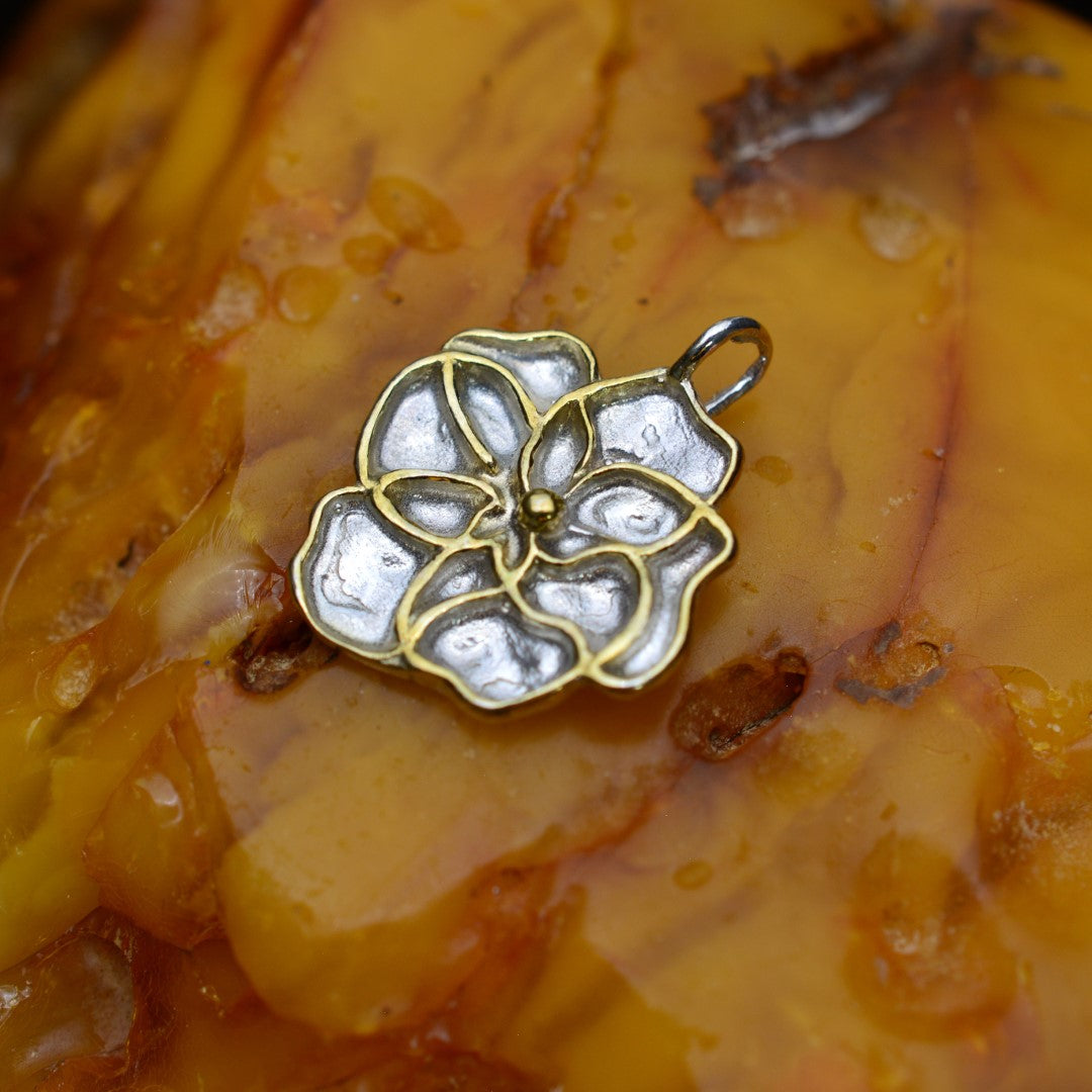 „Veilchen“ – Anhänger aus 925er Silber, Symbol für Zärtlichkeit, Harmonie und Licht, handgefertigter Skulpturenschmuck im Boho- und rustikalen Stil | Art Diva