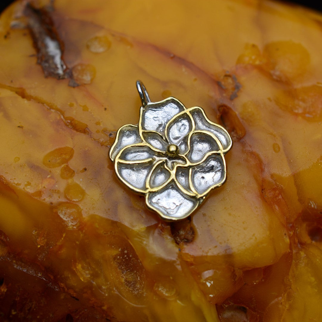 „Veilchen“ – Anhänger aus 925er Silber, Symbol für Zärtlichkeit, Harmonie und Licht, handgefertigter Skulpturenschmuck im Boho- und rustikalen Stil | Art Diva