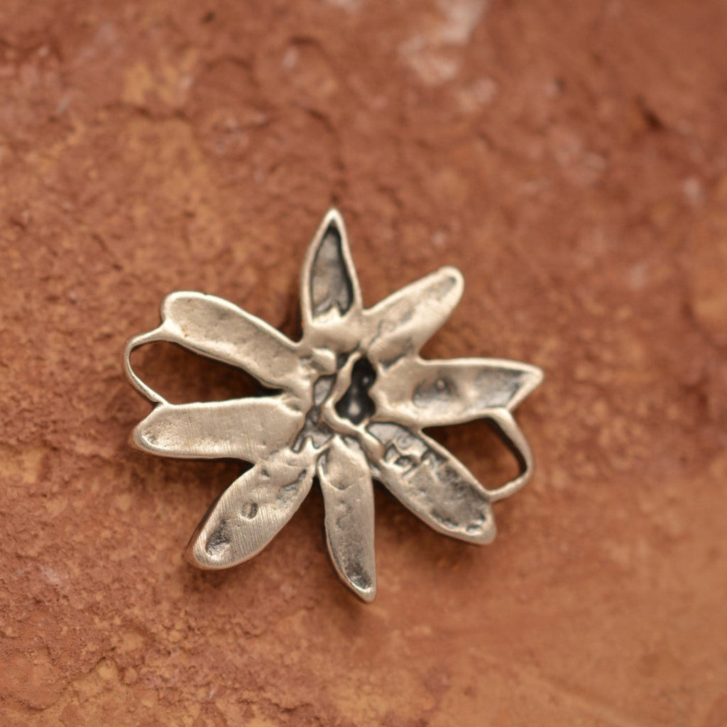 925er Silberelement „Edelweißblüte“ – handgefertigter Boho-Talisman für Harmonie, skulpturales Schmuckstück und Geschenk für Mutter, Tochter oder Freundin | Art Diva