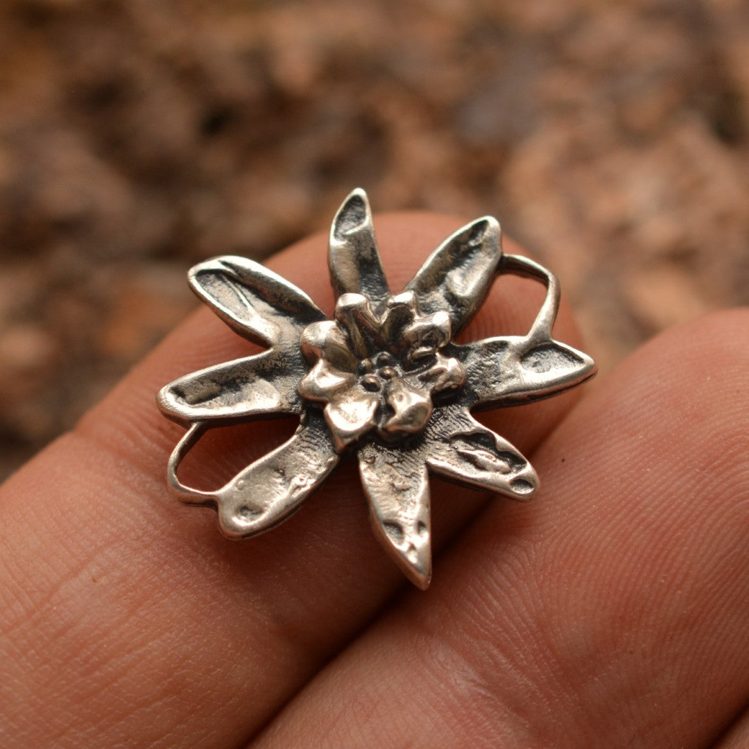 925er Silberelement „Edelweißblüte“ – handgefertigter Boho-Talisman für Harmonie, skulpturales Schmuckstück und Geschenk für Mutter, Tochter oder Freundin | Art Diva