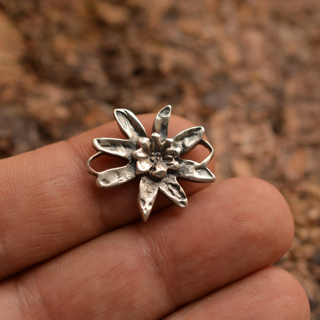 925er Silberelement „Edelweißblüte“ – handgefertigter Boho-Talisman für Harmonie, skulpturales Schmuckstück und Geschenk für Mutter, Tochter oder Freundin | Art Diva