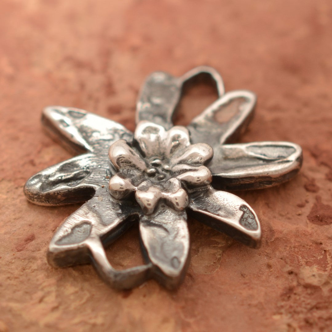 925er Silberelement „Edelweißblüte“ – handgefertigter Boho-Talisman für Harmonie, skulpturales Schmuckstück und Geschenk für Mutter, Tochter oder Freundin | Art Diva