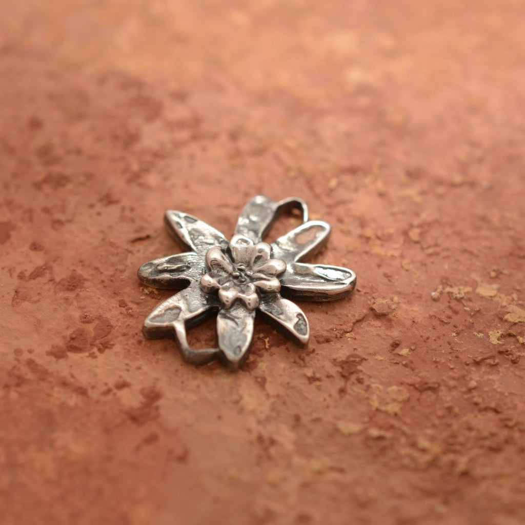 925er Silberelement „Edelweißblüte“ – handgefertigter Boho-Talisman für Harmonie, skulpturales Schmuckstück und Geschenk für Mutter, Tochter oder Freundin | Art Diva