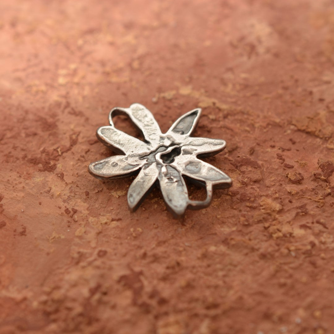 925er Silberelement „Edelweißblüte“ – handgefertigter Boho-Talisman für Harmonie, skulpturales Schmuckstück und Geschenk für Mutter, Tochter oder Freundin | Art Diva