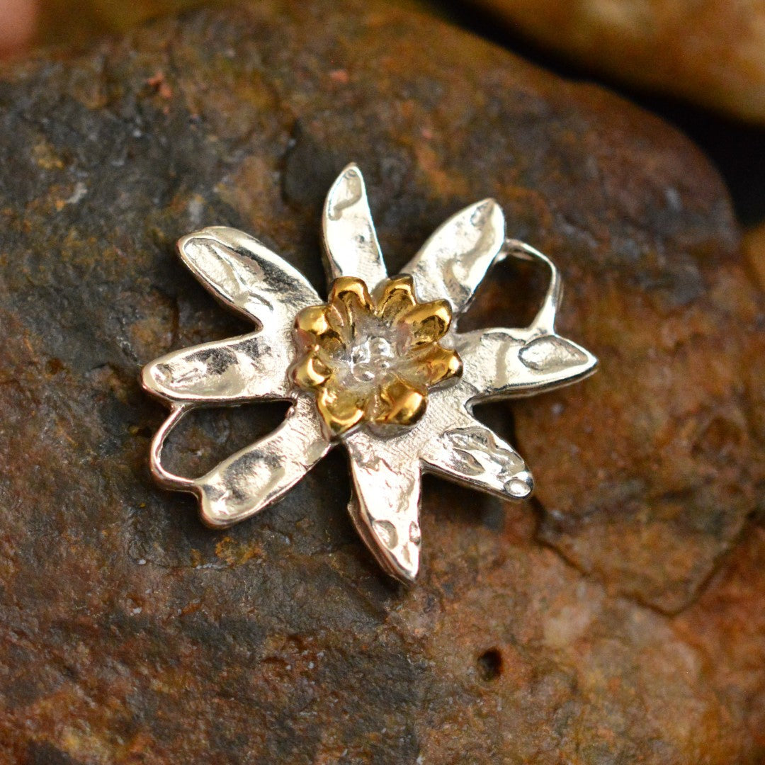 925er Silberelement „Edelweißblüte“ mit goldenen Akzenten – handgefertigter Boho-Talisman für Harmonie, skulpturales Schmuckstück und Geschenk für Mutter, Tochter oder Freundin | Art Diva