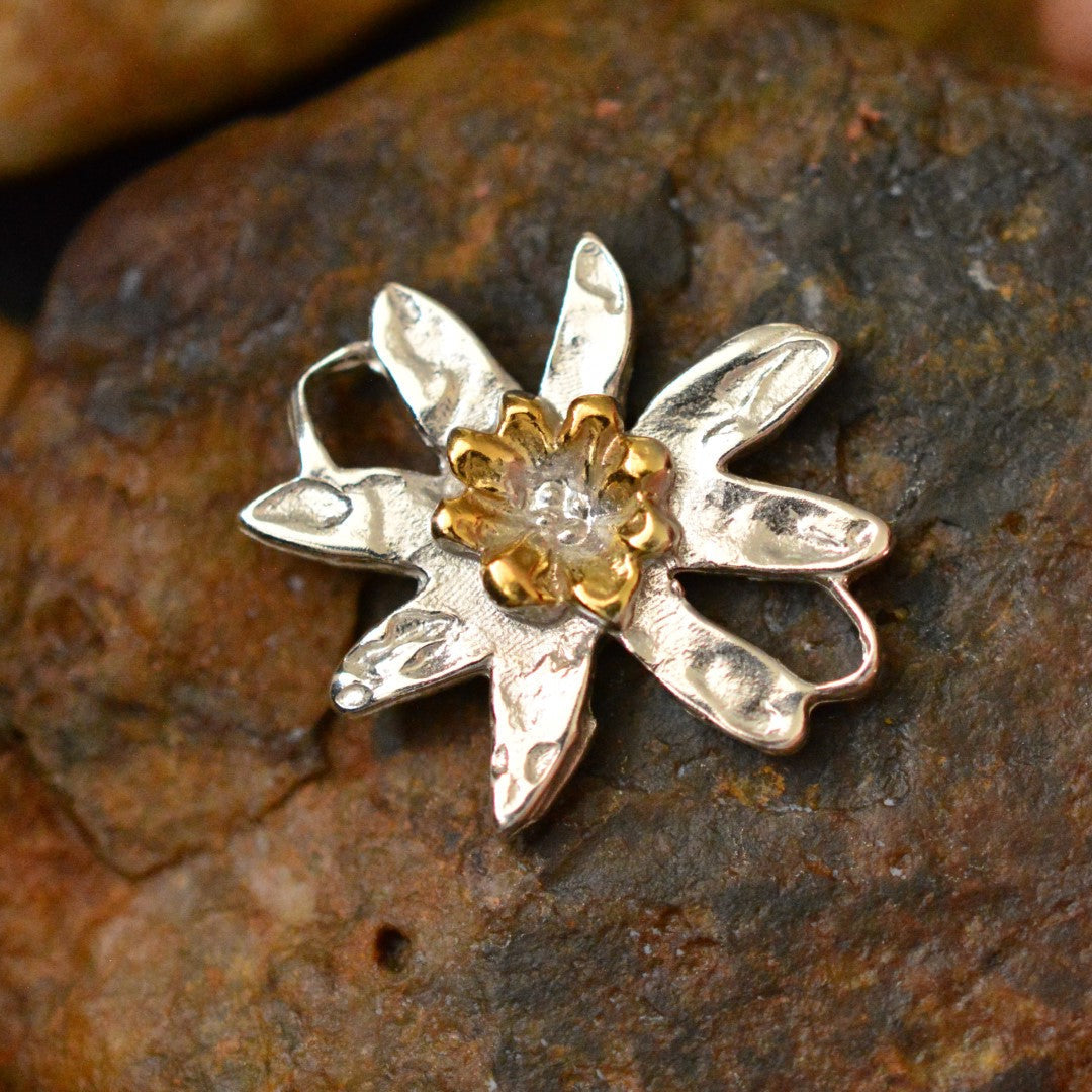 925er Silberelement „Edelweißblüte“ mit goldenen Akzenten – handgefertigter Boho-Talisman für Harmonie, skulpturales Schmuckstück und Geschenk für Mutter, Tochter oder Freundin | Art Diva