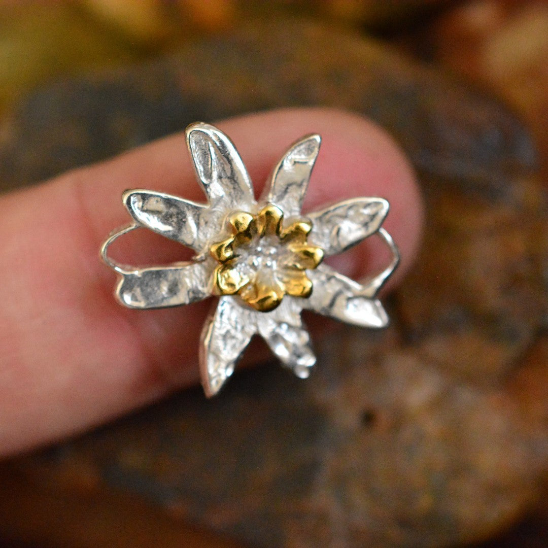 925er Silberelement „Edelweißblüte“ mit goldenen Akzenten – handgefertigter Boho-Talisman für Harmonie, skulpturales Schmuckstück und Geschenk für Mutter, Tochter oder Freundin | Art Diva